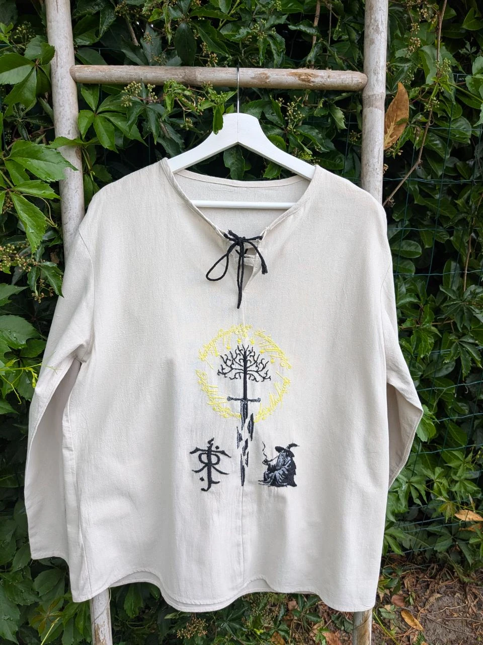 Chemise LOTR brodée à la main, pièce unique